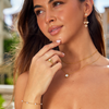 Nora – Anillo de declaración dorado con línea curva.