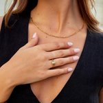 Nora – Anillo de declaración dorado con línea curva.