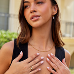 Nora – Anillo de oro con línea curva.