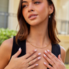 Nora – Anillo de declaración dorado con línea curva.