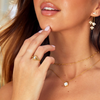 Nora – Anillo de declaración dorado con línea curva.