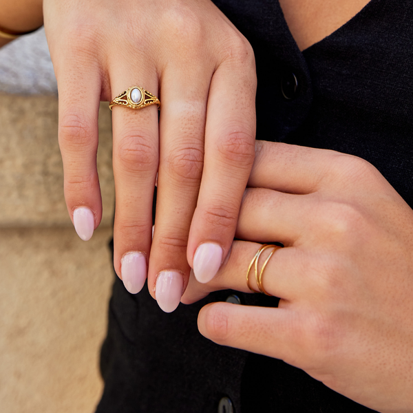Nora – Anillo de declaración dorado con línea curva.