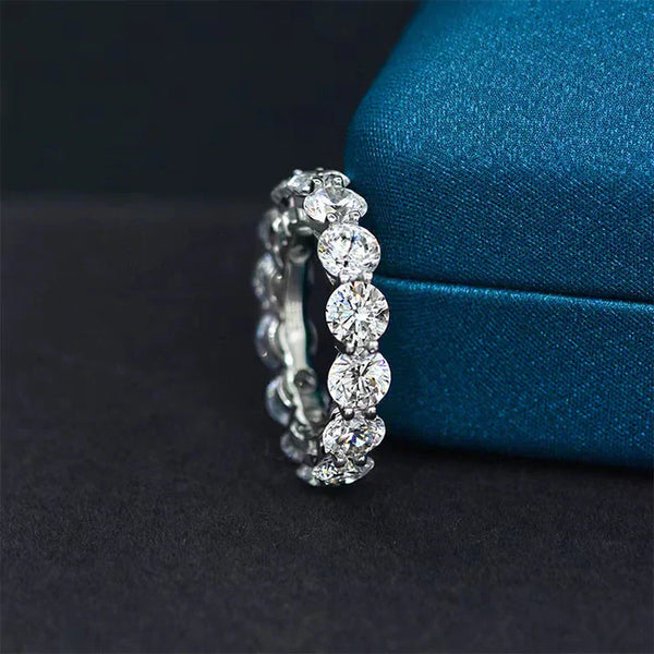 Iris – Anillo de diamante con piedra ovalada.