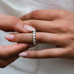 Fiona – Anillo de cristal con un delicado borde brillante.