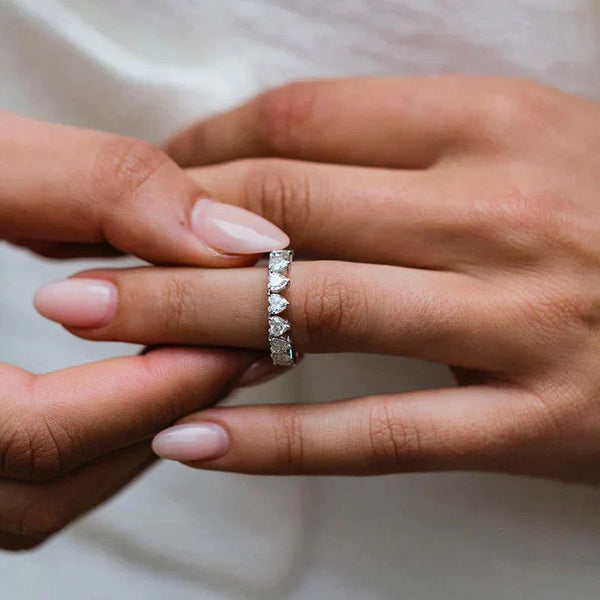Fiona – Anillo de cristal con un delicado borde brillante.