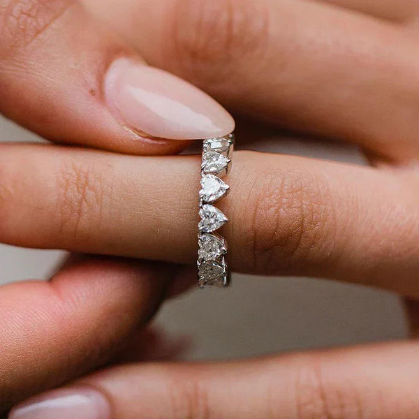 Fiona – Anillo de cristal con un delicado borde brillante.