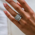 Leona – Anillo de diamante con tres filas brillantes.