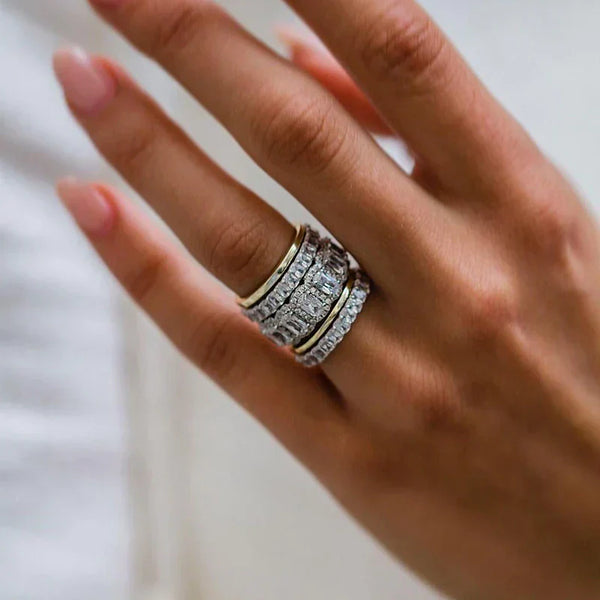 Leona – Anillo de diamante con tres filas brillantes.