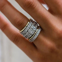 Leona – Anillo de diamante con tres filas brillantes.