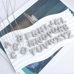 Collar con colgantes de letras