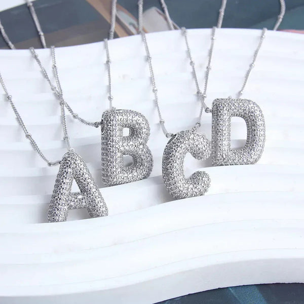 Collar con colgantes de letras