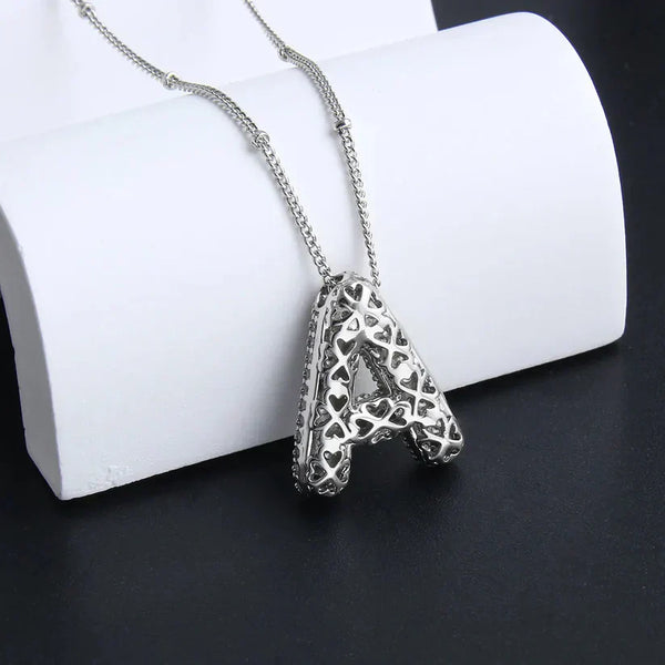 Collar con colgantes de letras