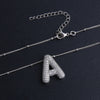 Collar con colgantes de letras