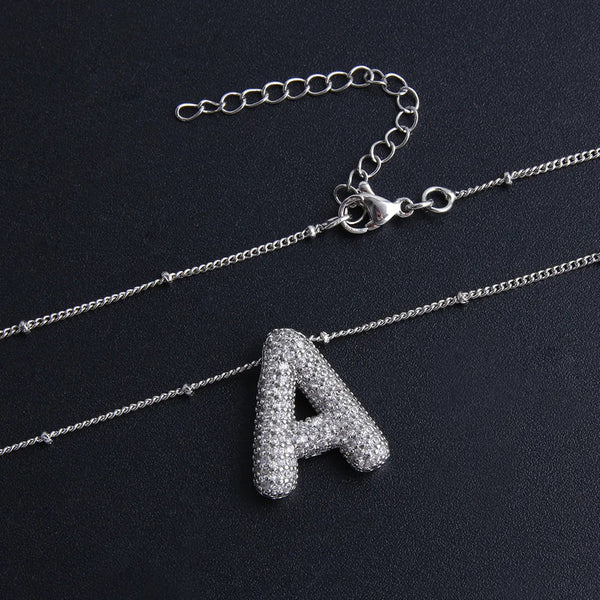 Collar con colgantes de letras