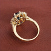 Karolína – Anillo dorado con zafiro floral.