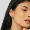 Helena – Pendientes mini circulares dorados con textura.