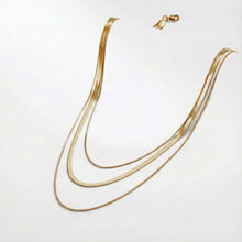 Antonie – Gold multi-layered necklace with a clear structure.