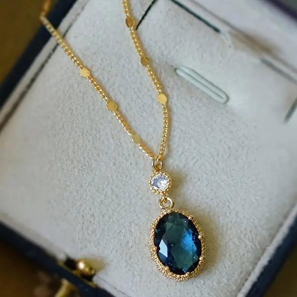 Marisa – Colgante de oro con piedra de zafiro.