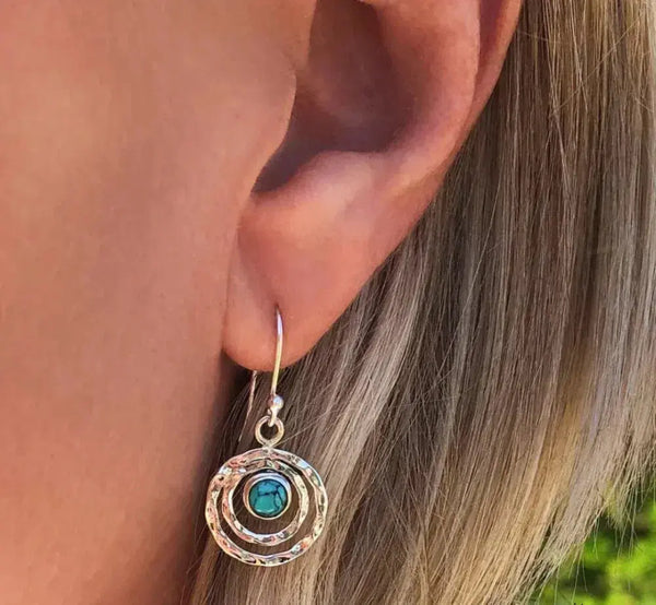 Anna-Sofie - Pendientes Boho Saturno con piedra turquesa en plata y oro