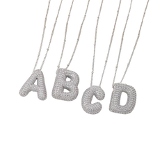 Collar con colgantes de letras