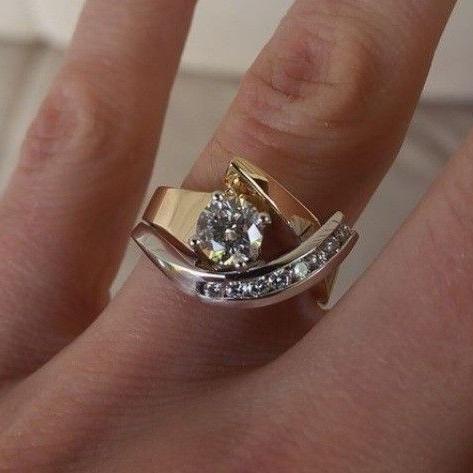 Karolína - Anillo Vintage Irregular de Zirconio en Oro y Plata