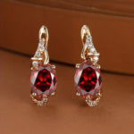 Karla – Pendientes dorados con brillo rubí.