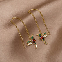 Aros dorados con delicado colgante
