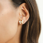 Klára – Pendientes de oro con motivo floral.