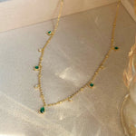 Marta – Collar dorado con colgante verde.