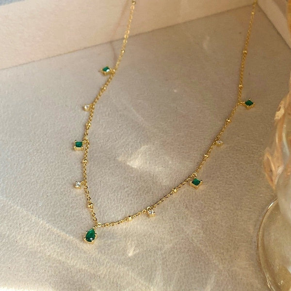 Marta – Collar dorado con colgante verde.