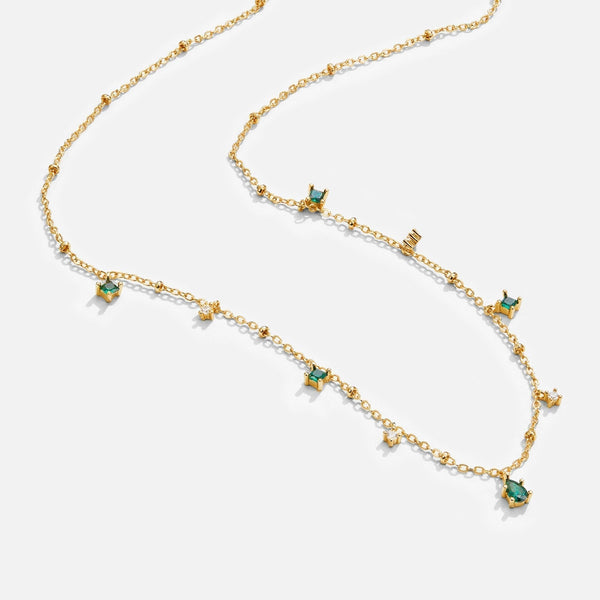 Marta – Collar dorado con colgante verde.
