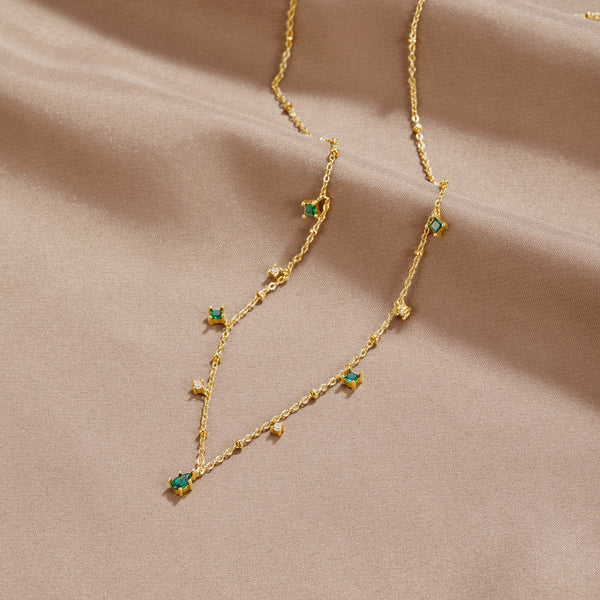 Marta – Collar dorado con colgante verde.