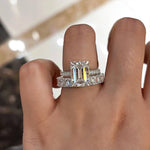 Nadja – Rectangular center diamond ring.