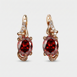 Karla – Pendientes dorados con brillo rubí.
