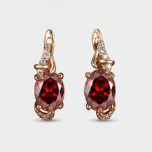 Karla – Pendientes dorados con brillo rubí.