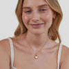 Monika – Colgante en forma de gota en oro cálido.