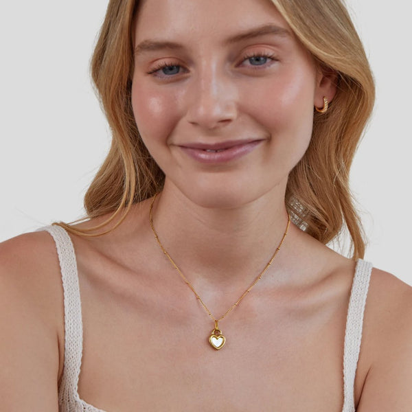 Monika – Colgante en forma de gota en oro cálido.