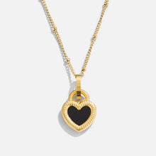 Monika – Teardrop pendant in warm gold.