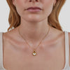 Monika – Colgante en forma de gota en oro cálido.