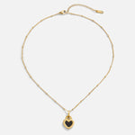 Monika – Colgante en forma de gota en oro cálido.