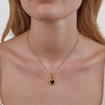 Monika – Colgante en forma de gota en oro cálido.