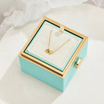 Nina – Collar dorado en forma de V.