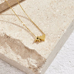 Nina – Collar dorado en forma de V.