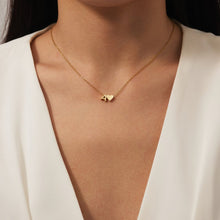 Nina – Gold V-shaped necklace.