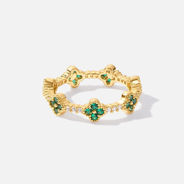 Annika – Anillo dorado con detalles florales y elemento de esmeralda.