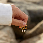 Elisa-Marie – Pendientes dorados con colgante de perla.