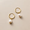 Elisa-Marie – Pendientes dorados con colgante de perla.
