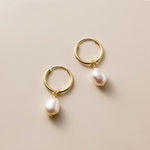 Elisa-Marie – Pendientes dorados con colgante de perla.