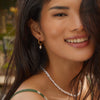 Elisa-Marie – Pendientes dorados con colgante de perla.