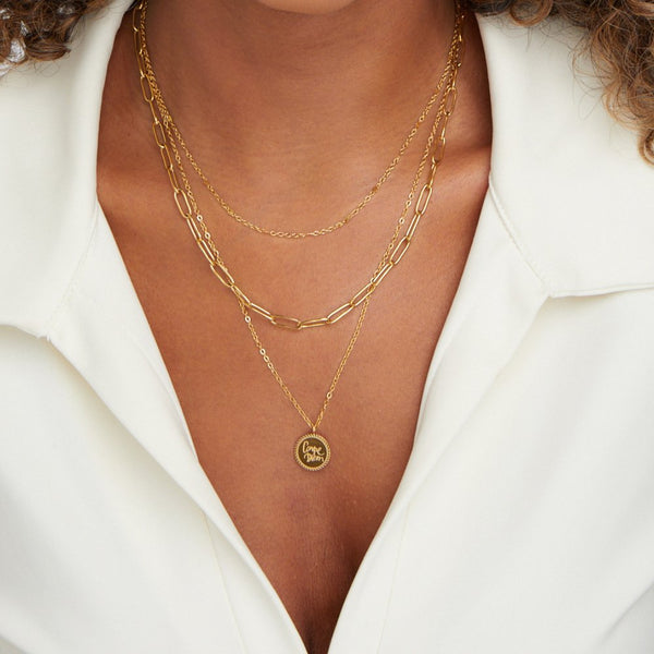 Lea – Collar de múltiples capas en oro suave con líneas elegantes.